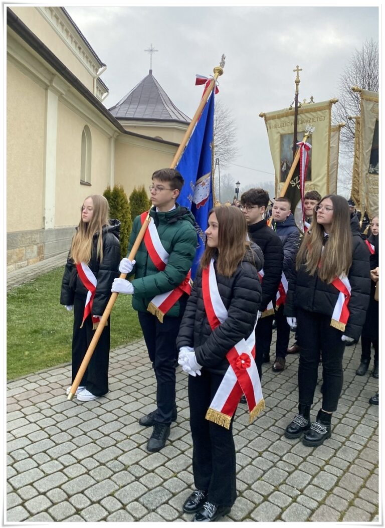 POCZET SZTANDAROWY NA MSZY ŚWIĘTEJ REZUREKCYJNEJ | Szkoła Podstawowa ...